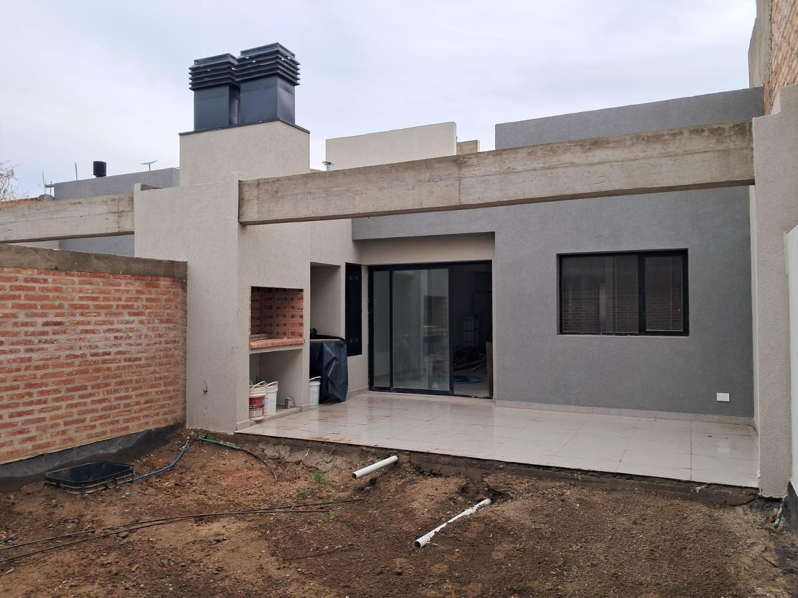 Vende casa en General Fernández Oro - 1