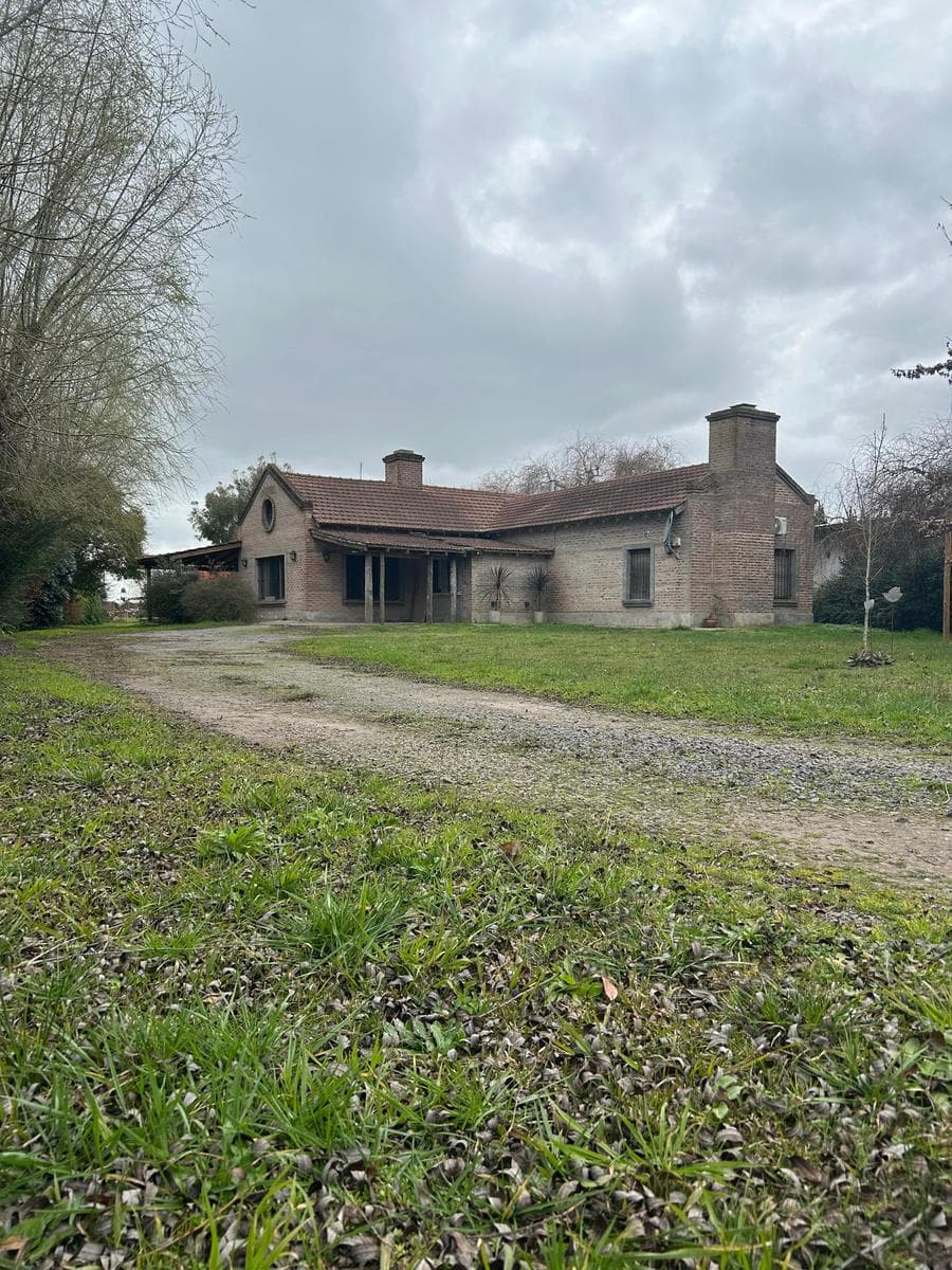 Chalet de 3 dormitorios con galería, pileta y 1.450 m² de terreno – Ranchos - 2