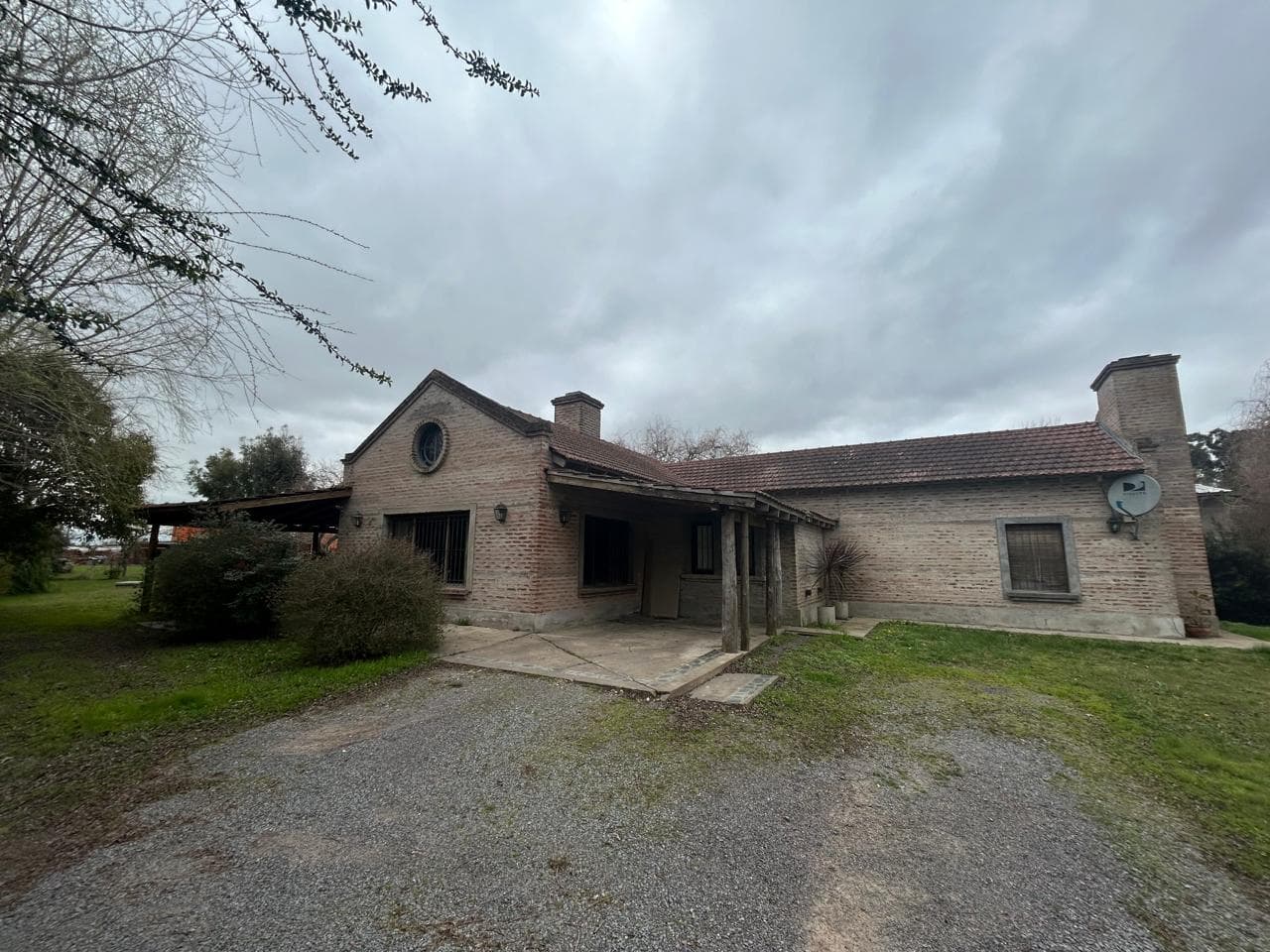 Chalet de 3 dormitorios con galería, pileta y 1.450 m² de terreno – Ranchos - 1