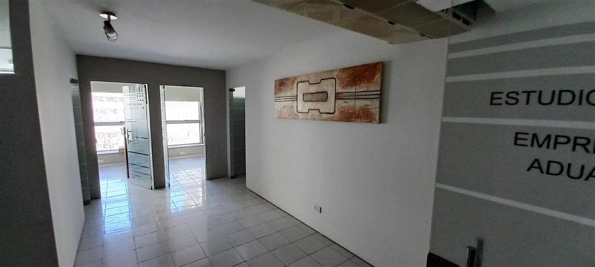 En Venta Amplia y Luminosa Oficia a 1 cuadra de Tribunales! - 1