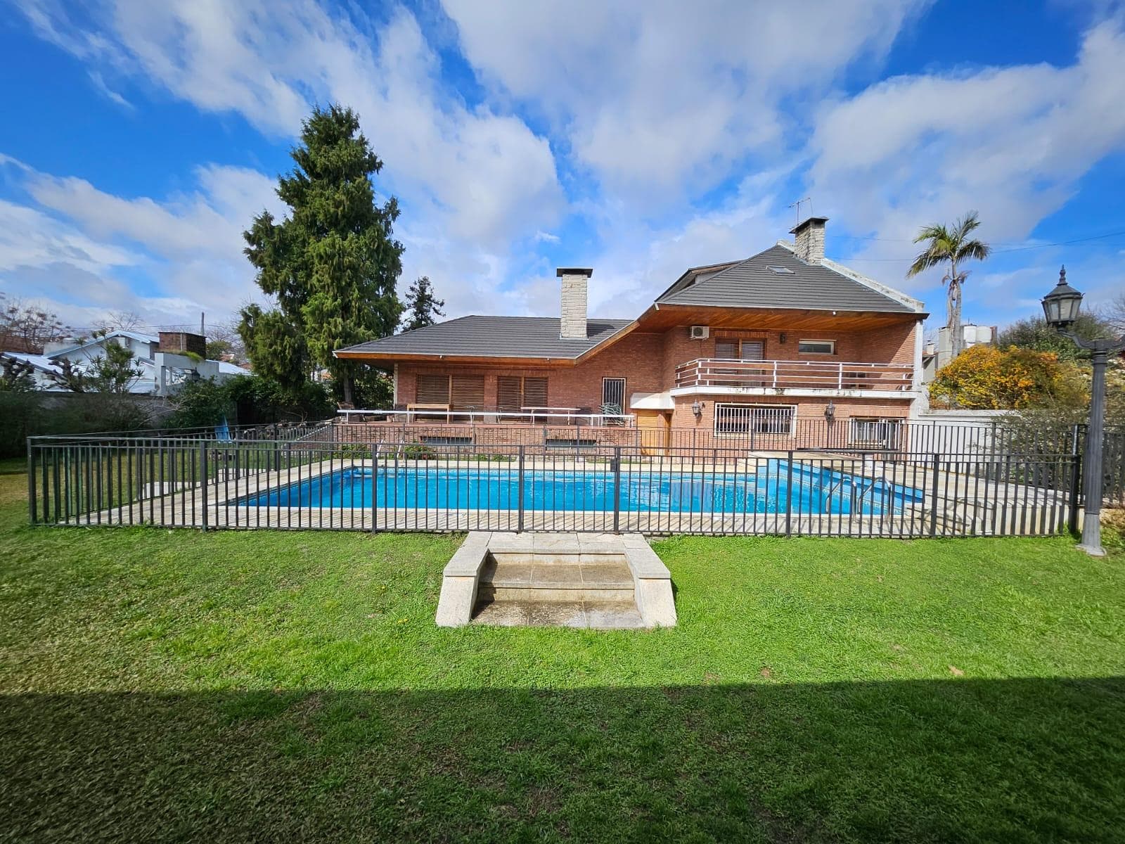 Solida Casa de 500mts cubiertos sobre 3 lotes 400mts c/u Gran Parque - 1