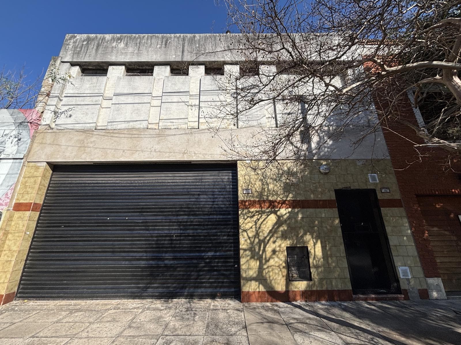 Oportunidad, venta Galpón con oficinas, vivienda, cochera en Parque Chacabuco - 1
