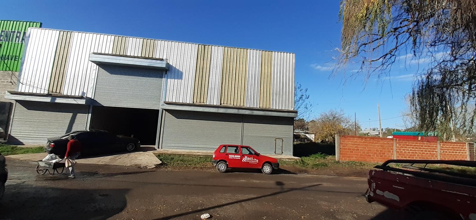 Excelente Galpón con lote lindero - 1