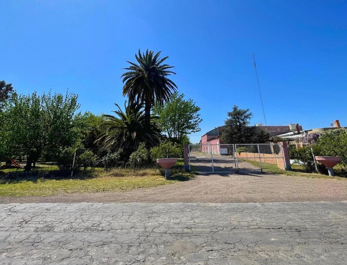 Se vende bodega con 2 casas y 2 galpones - 1