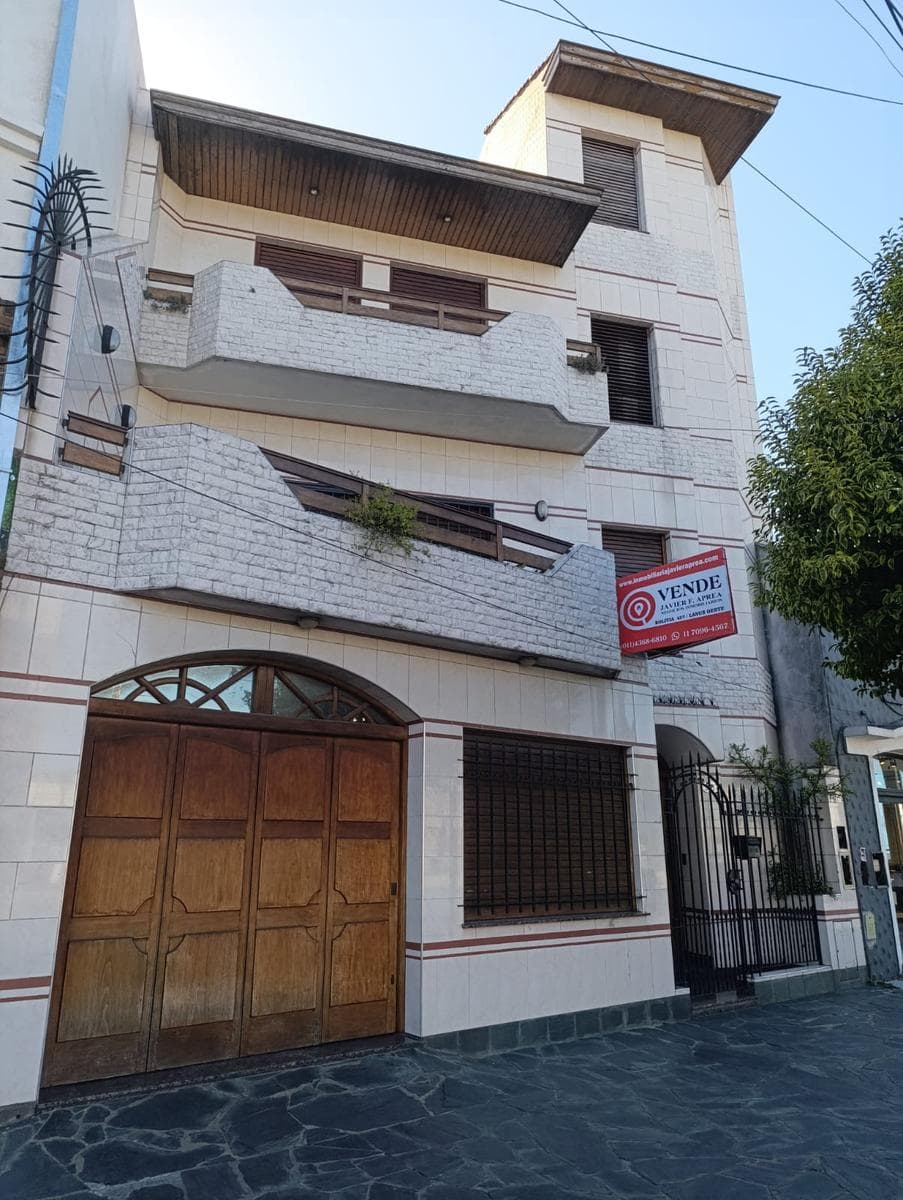 Hermosa casa 6 ambientes en Lanus Oeste - 1