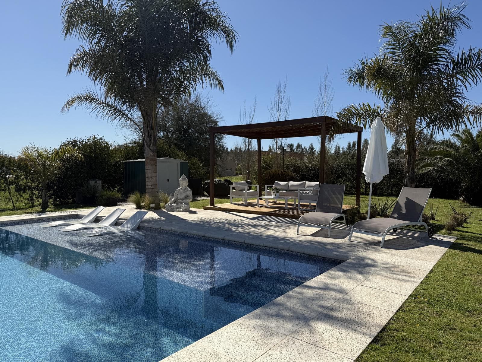 Casa de 4 dormitorios Parque, galeria con cerramiento y pileta. - 1