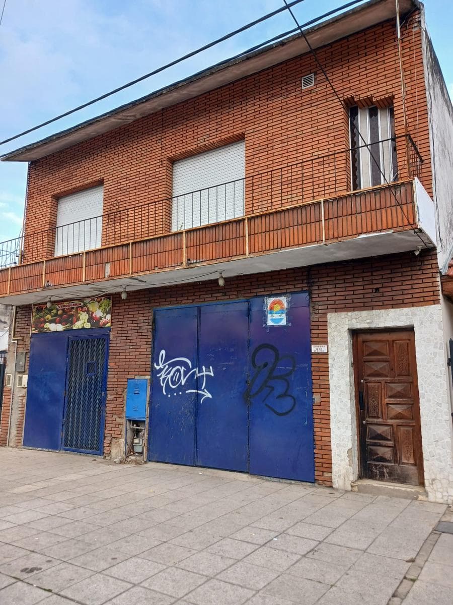 Departamento en primer piso con Galpón en pb - 1