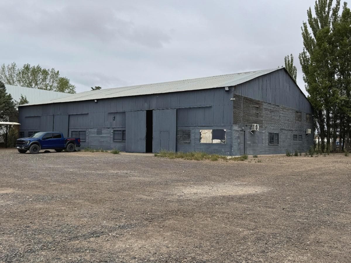 Alquila y/o Vende Galpón con Oficina en Parque Industrial - Neuquén - 1