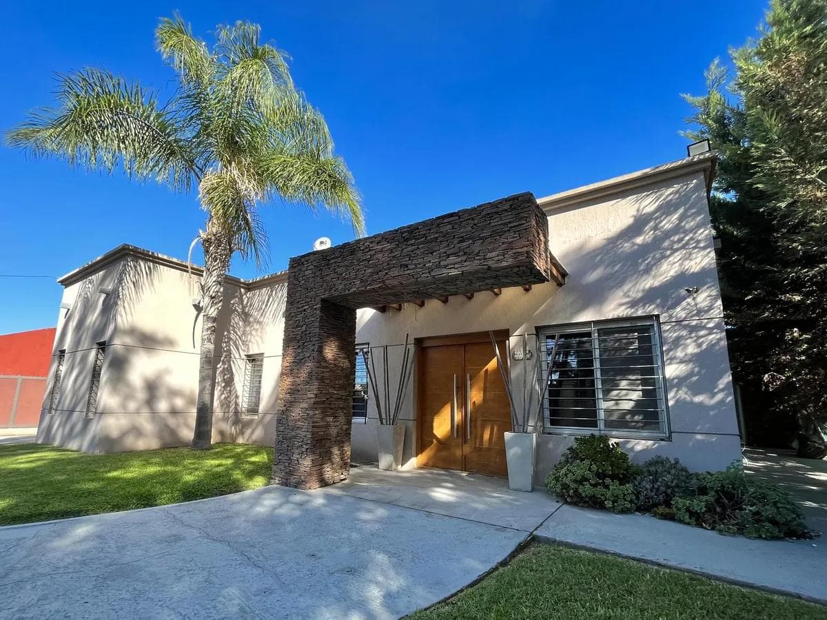 Casa en Venta de 3 dorm. Parque con pileta, galería y parrilla. Barrio Parque Las Picadas - 1