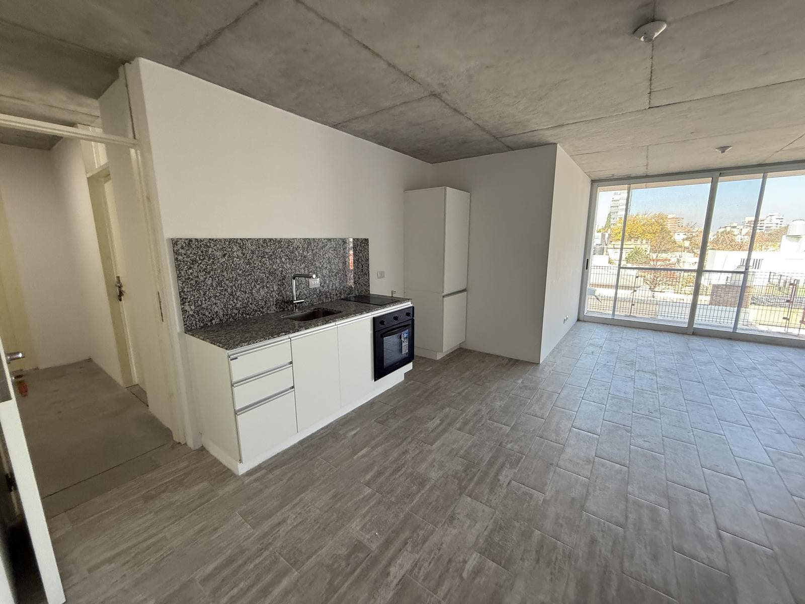 Oficina en alquiler con baño y cocina - Barrio Luis Agote - 1