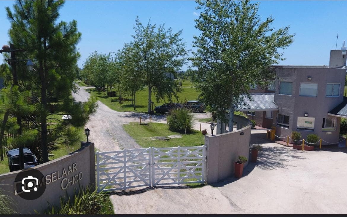 LOTE DE 410 M2 CON MEJORAS - BARRIO DOMSELAR CHICO - 1