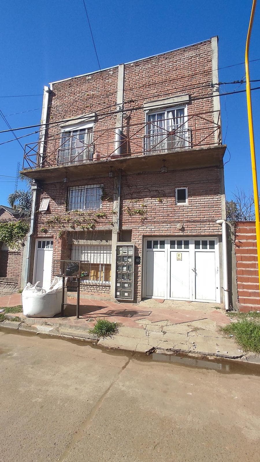Edificio de 8 departamentos y cochera - Oportunidad, importante rentabilidad - 1