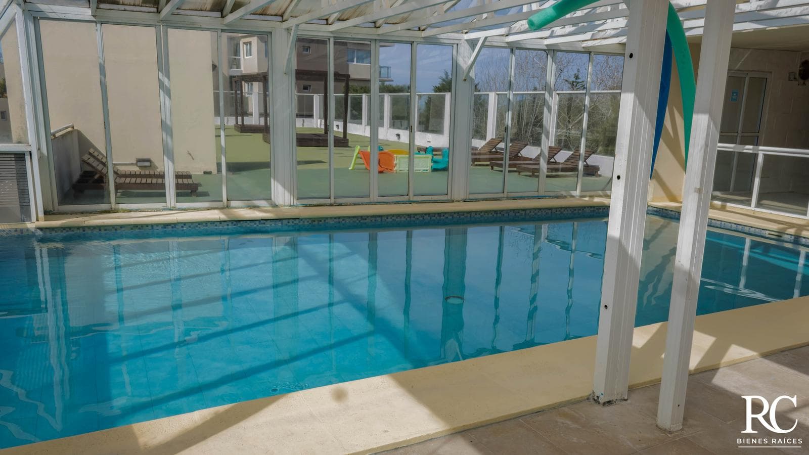 Departamento 2 dormitorios con jardín y parrilla a pasos del mar en venta en Cariló c/financiación - 1