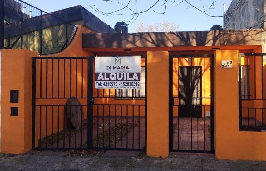 Casa de 2 habitaciones con patio en Parque Field - 1