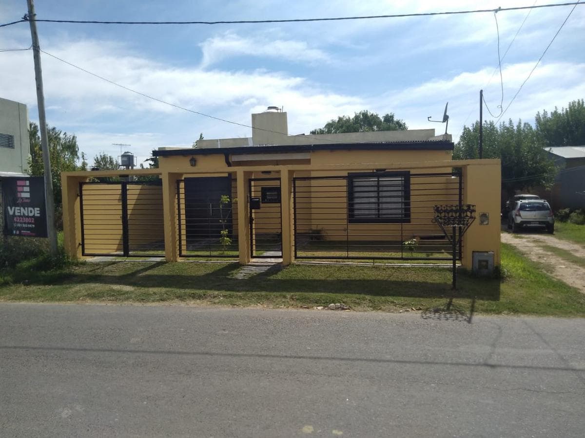 Casa en venta - 2 dormitorios 1 baño - 200mts2 - Manuel B. Gonnet - 1