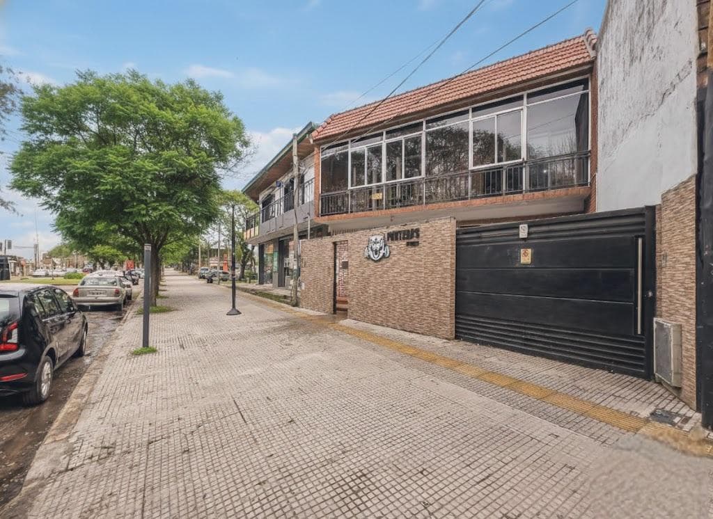 VENTA VILLA ELISA Casa de tres dormitorios y local con pileta en Av. Arana y Centenario - 1