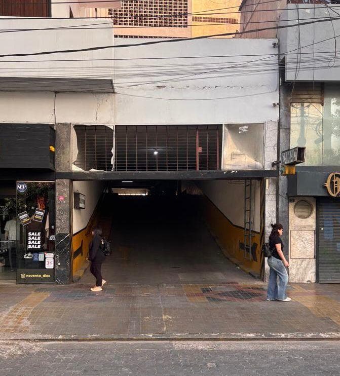 Cochera céntrica cubierta. Fácil acceso. Seguridad 24 hs - 1