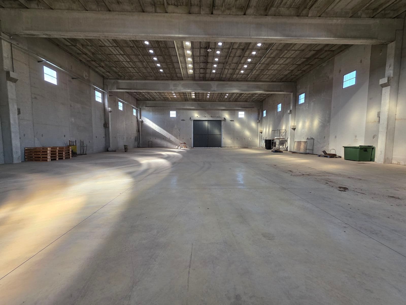 Galpón en aqluiler - A estrenar - Piso de alto transito - 1