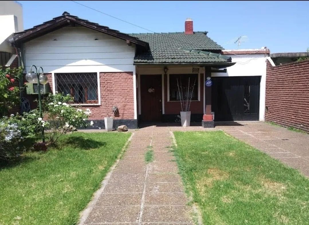 Venta de Casa 4 ambientes con jardin, quincho y parrilla en Loma Hermosa - 1