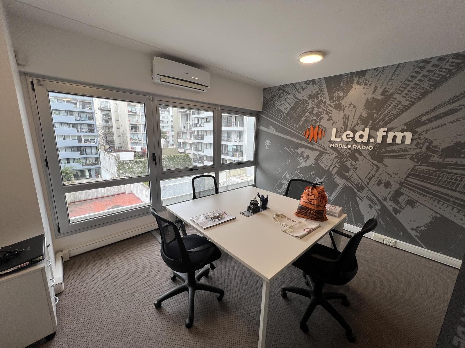 Venta con renta - excelente oficina actualmente funcionando una radio - 1