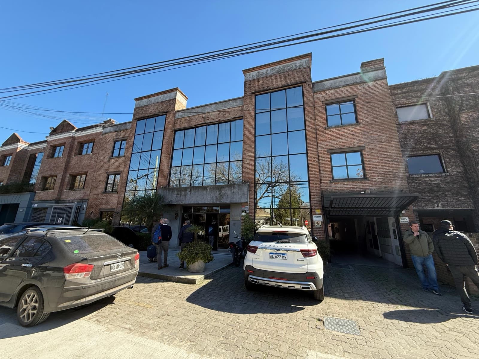 Oficina en Alquiler - Impecable estado - Ubicacion estrategica - 2 Cocheras - 1