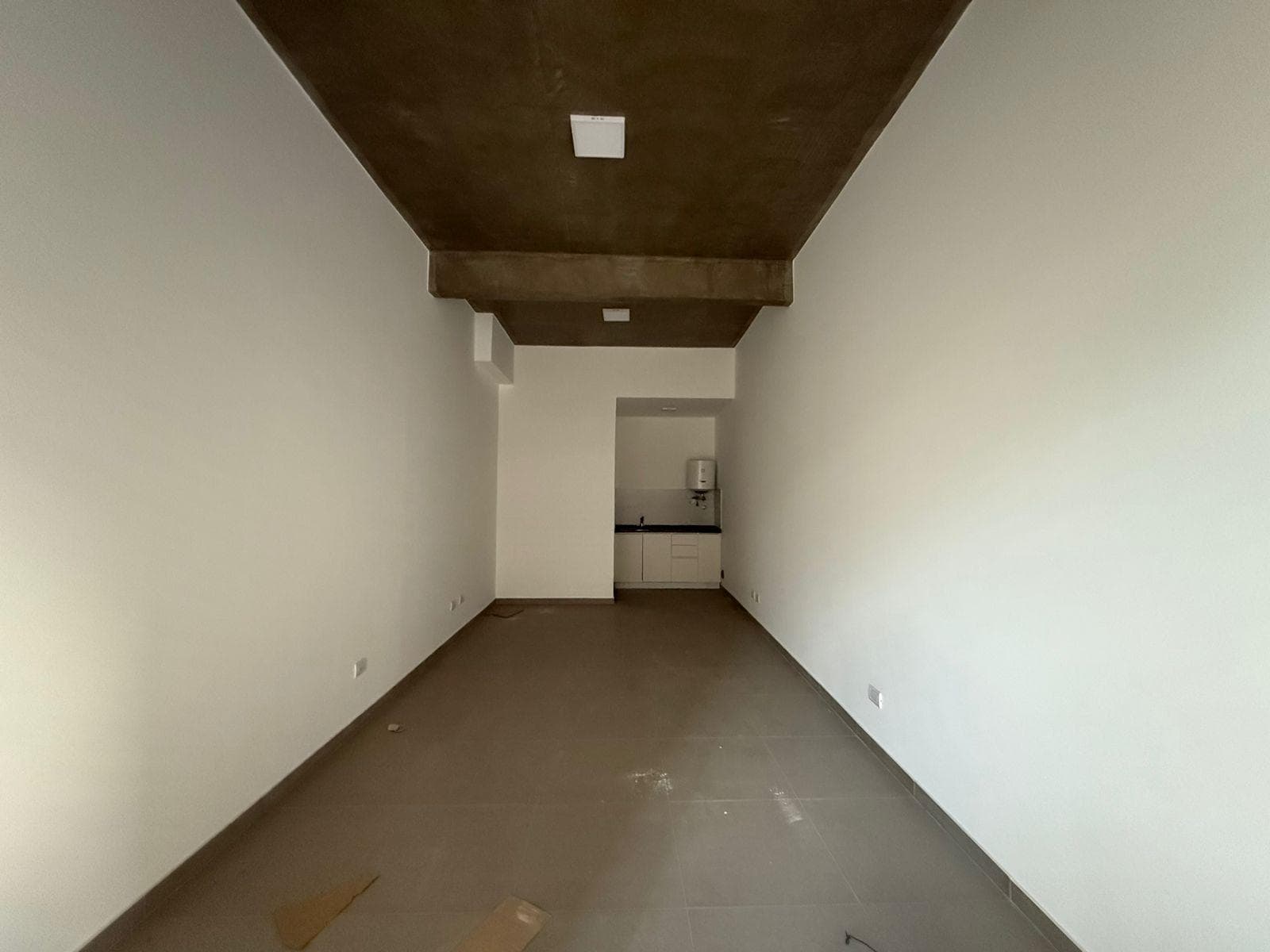Local con persiana automática y baño, Excelente zona comercial - Wilde centro - 1