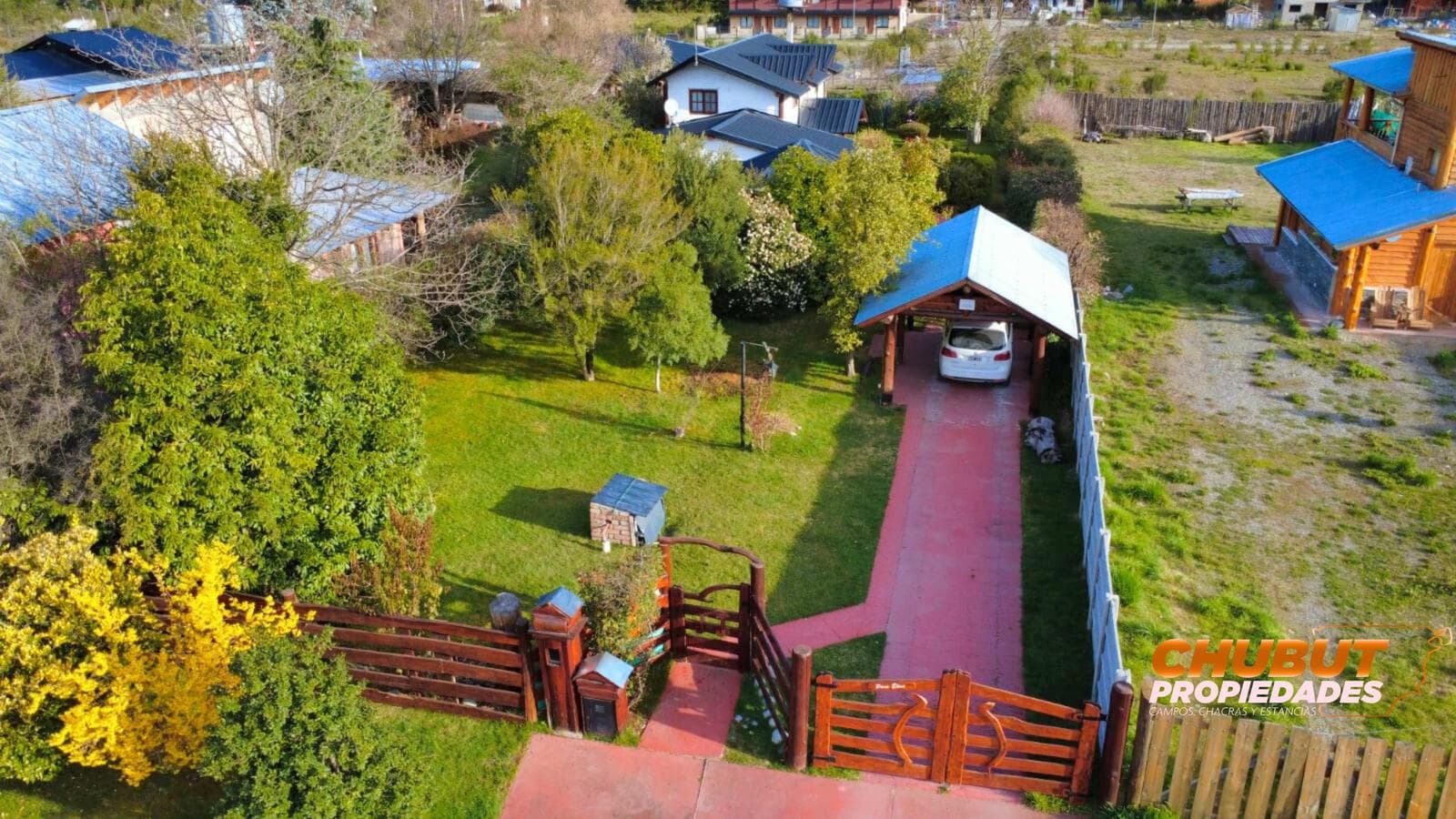 Comoda propiedad en centro de Lago Puelo - 1