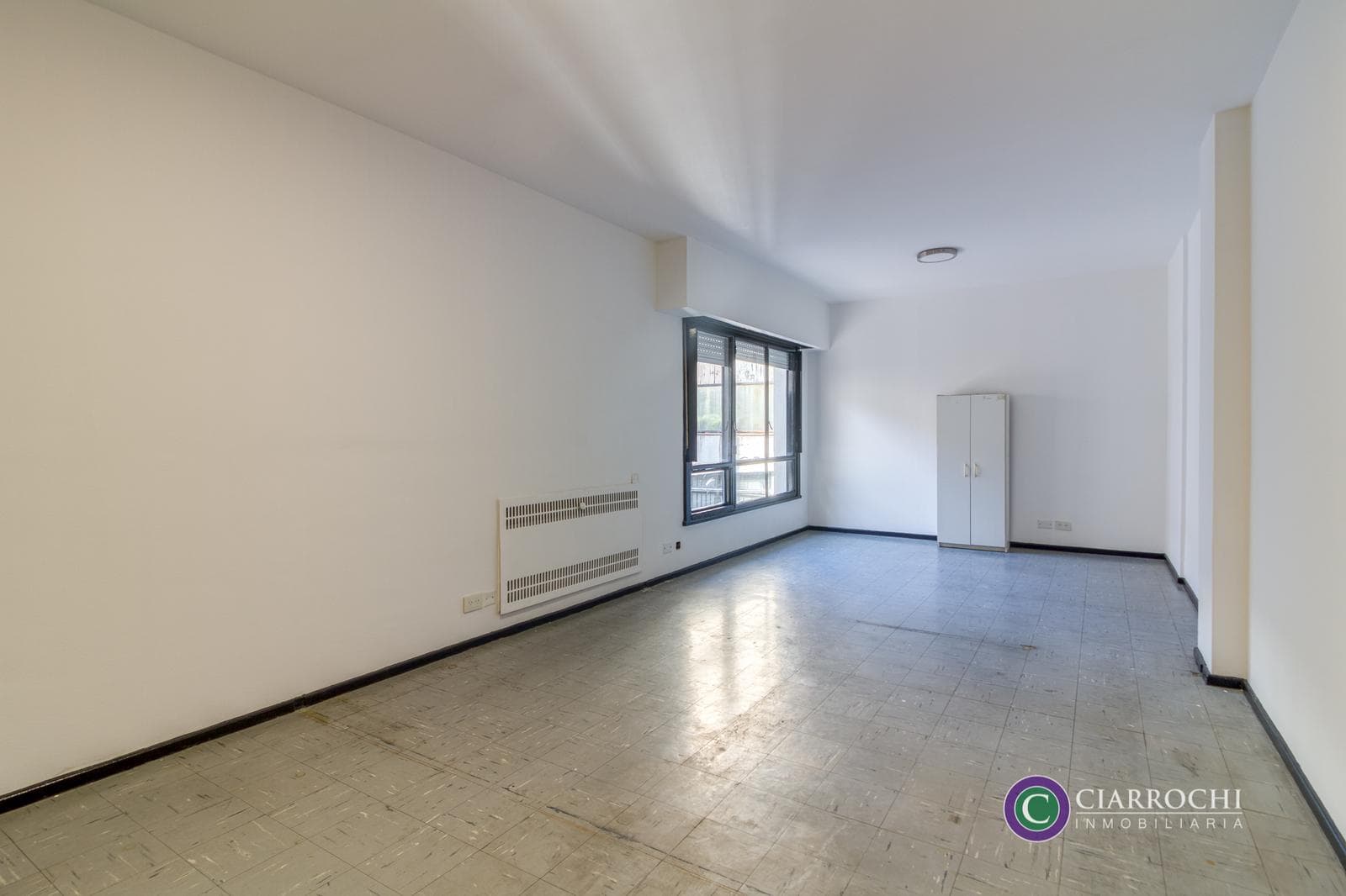 Lavalle y Av. Callao – Amplia y Luminosa Oficina con baño Privado - 1