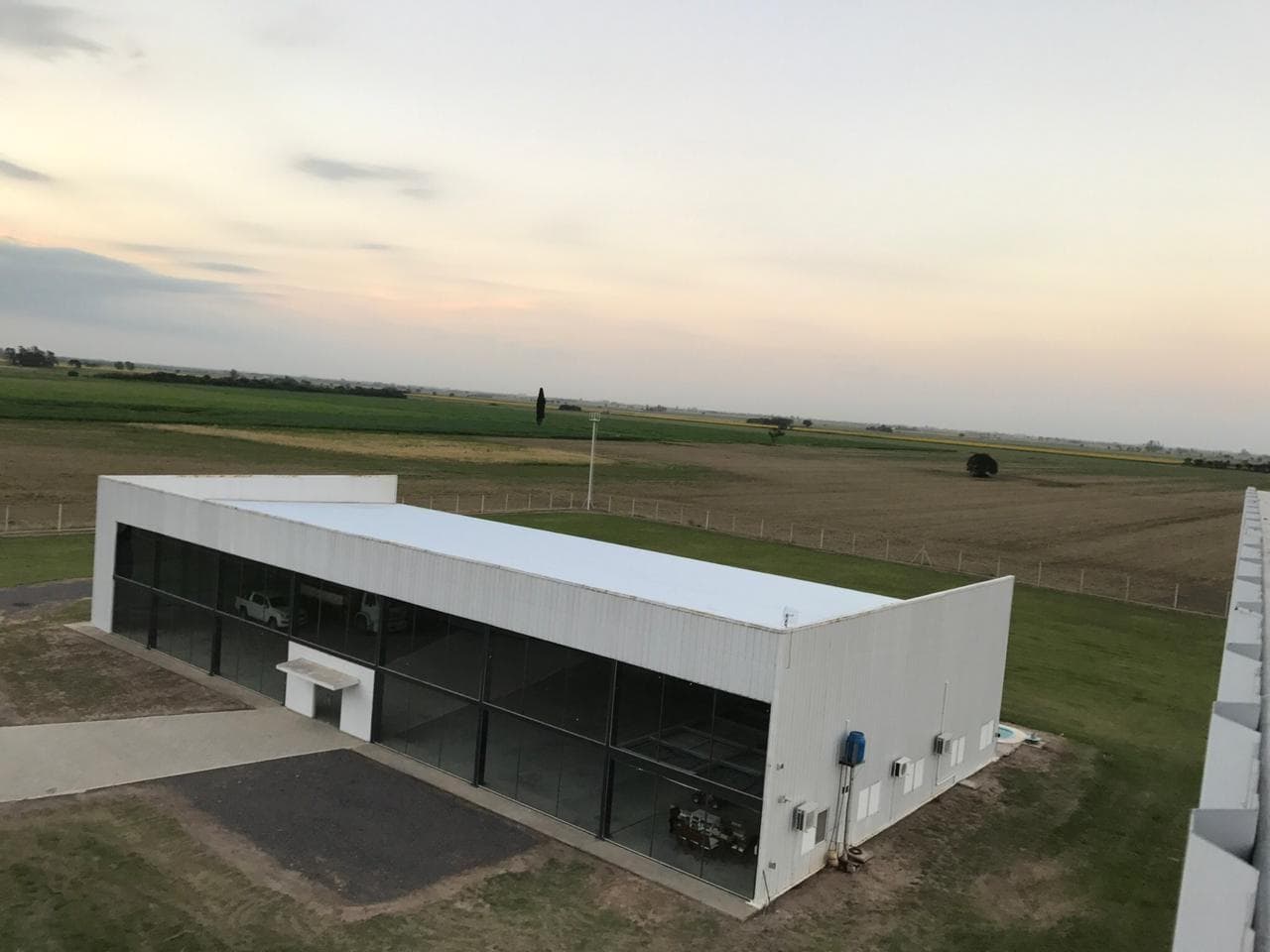 Nave Industrial de 842 m2, frente de vidrio, portones traseros , planatda sobre 10.000 m2 con cerco perimetral olimpico de 2,40 m , la estructura es de alma llena , piso alisado , luz trifasica, en su - 1