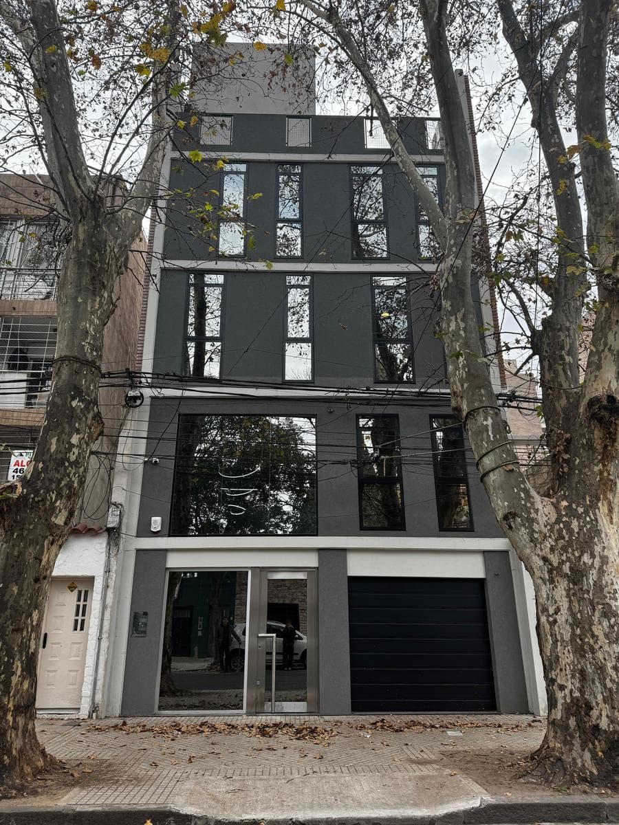 Edificio de oficinas, consultorios y planta libre. - 2