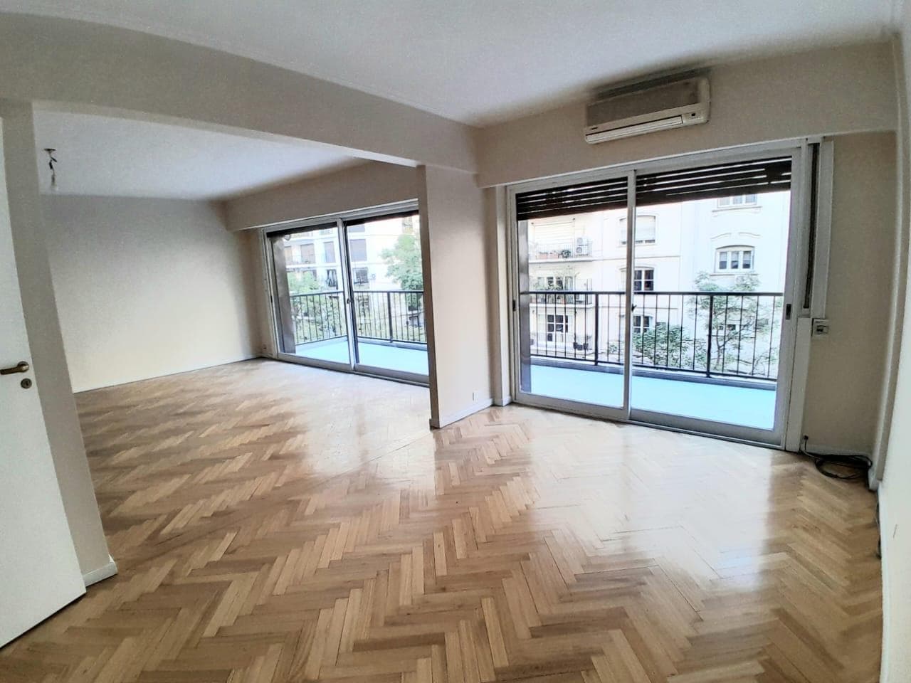 Departamento al frente, Piso totalmente reciclado. - 2