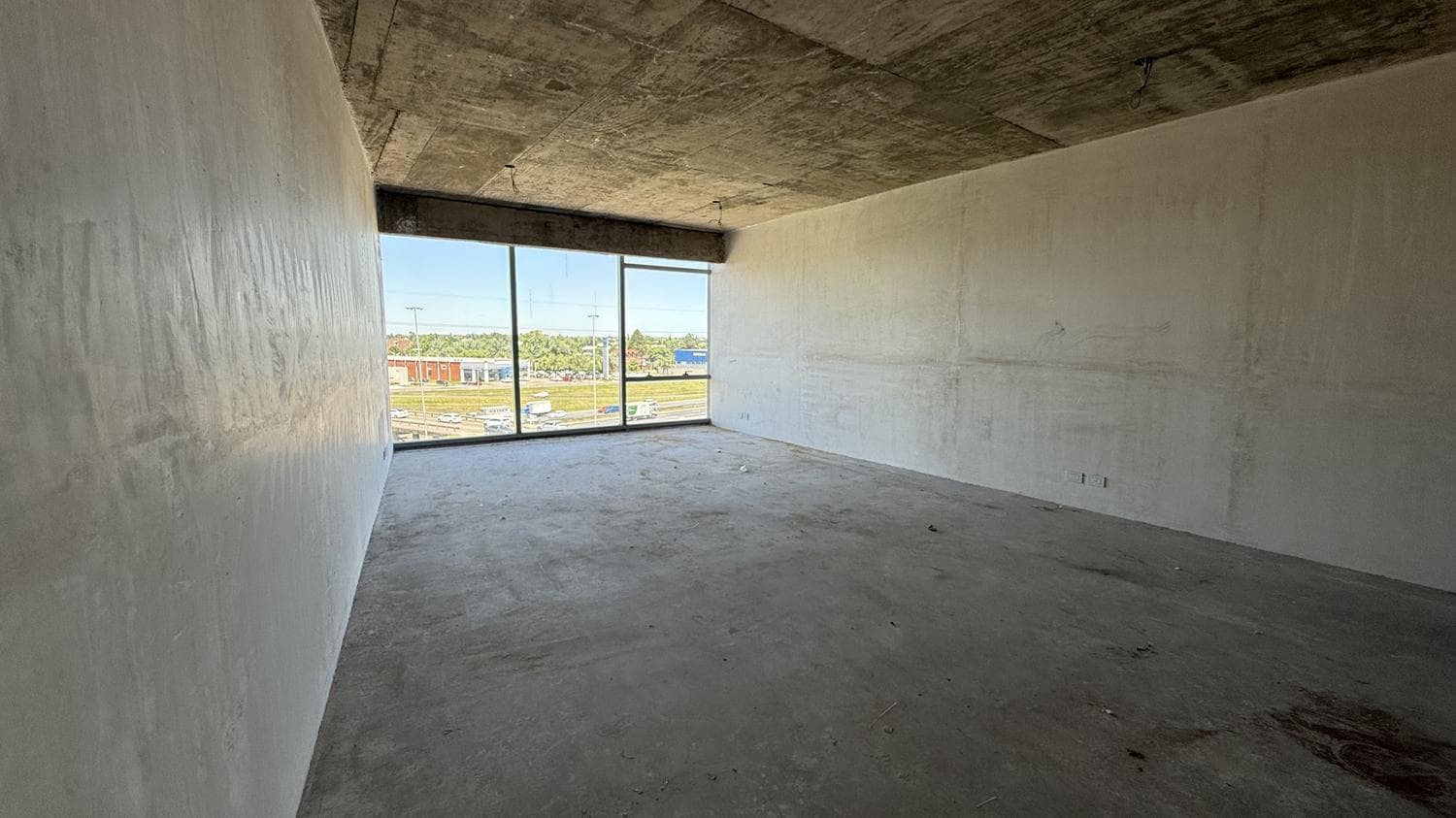 Oficina en alquiler en prestigioso edificio de categoría en la mejor ubicación de Pilar - 1