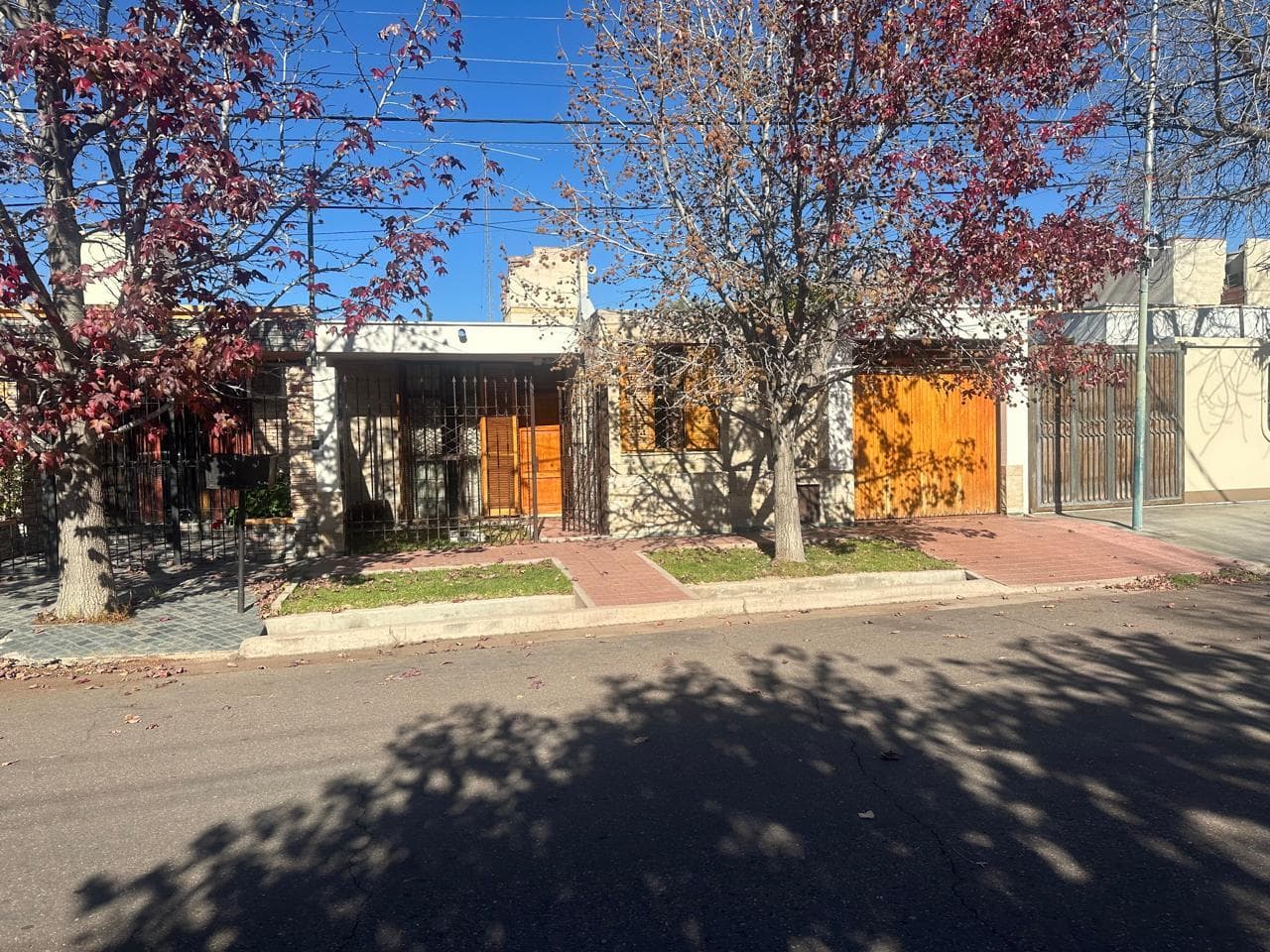 Casa en Godoy Cruz, tres dormitorios con cochera - 1