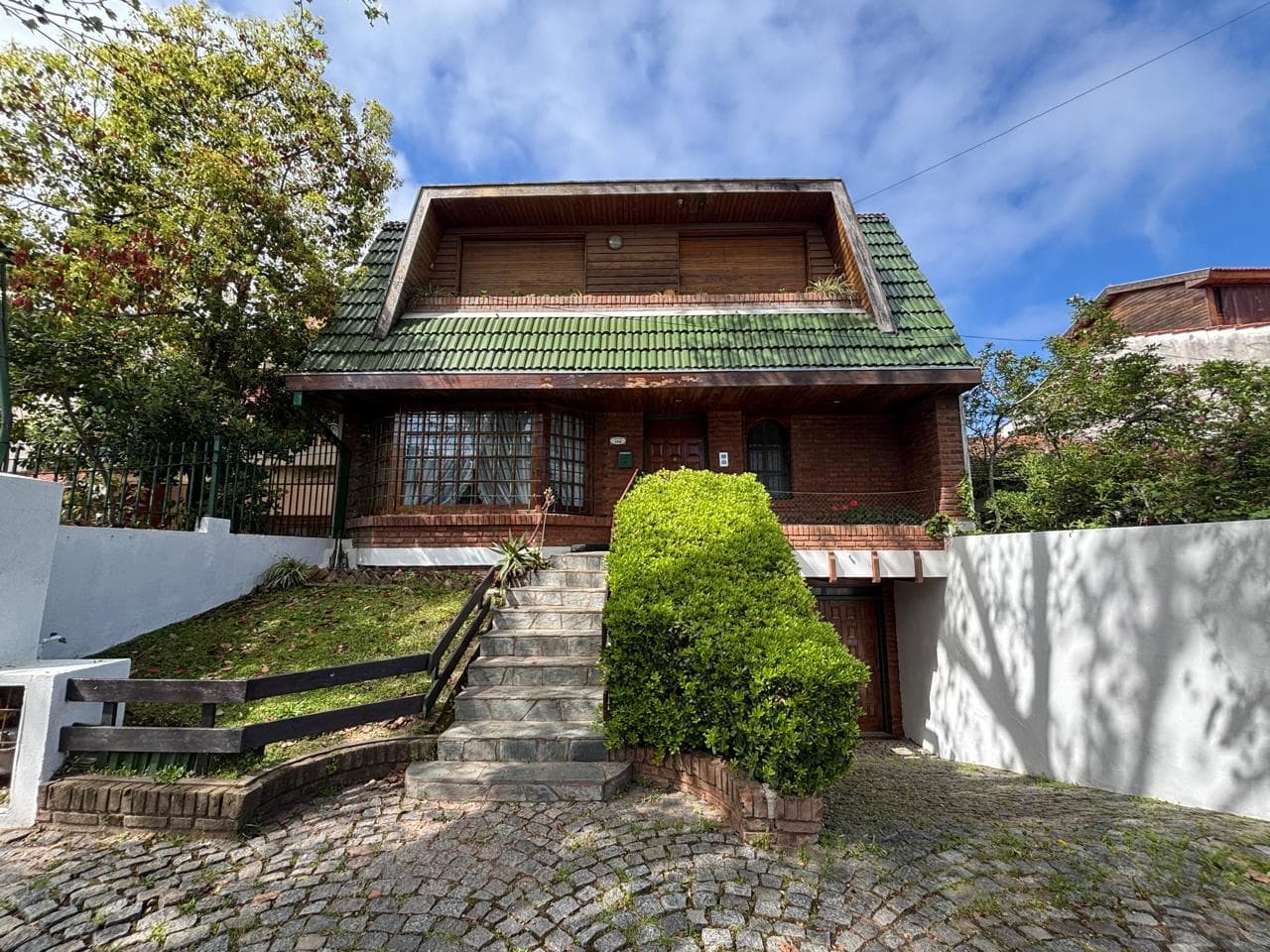 Chalet 4 ambientes jardín piscina. Martínez. - 2