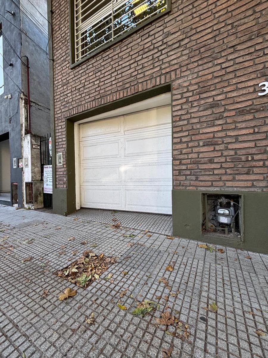 Cochera con espacio de guardado y patio - 1