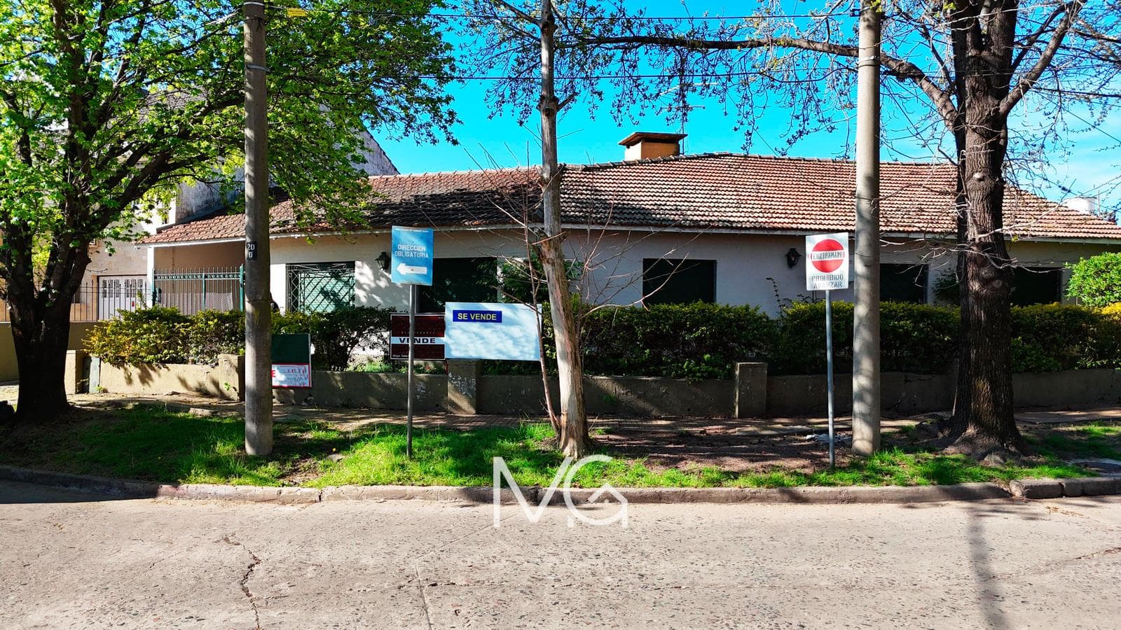 Venta casa con doble frente y parque en Adrogue - 1