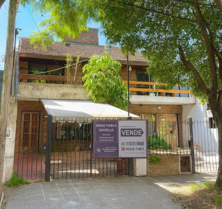 Amplio Dúplex a remodelar - A. H. Bouchard 3500 - Olivos - 2