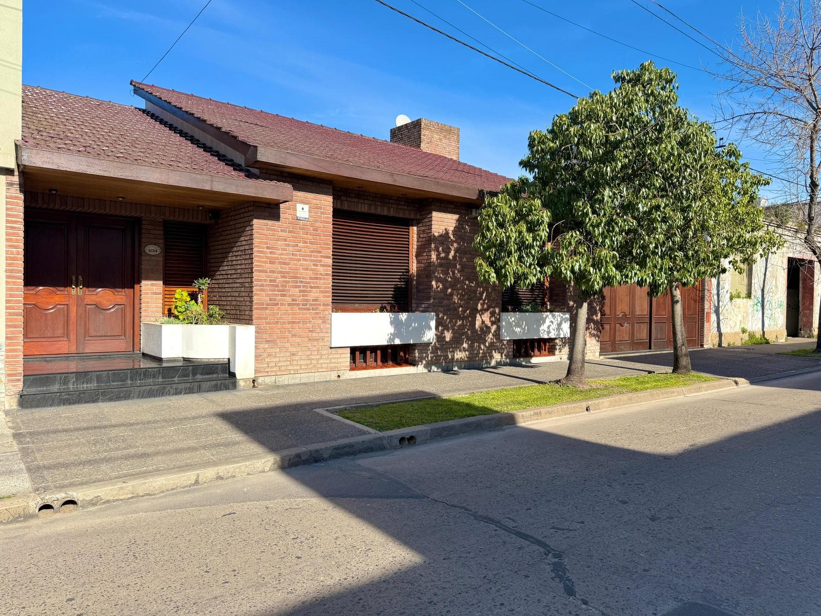 casa en venta en lujan centro con patio pileta y cochera - 1