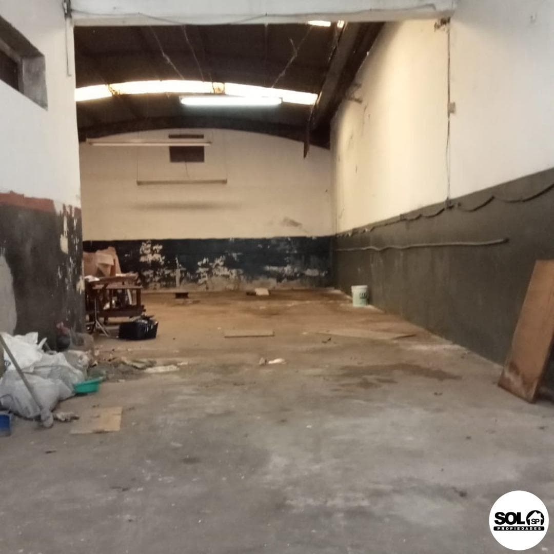 Local en Alquiler/ Uriburu al 900 - 2