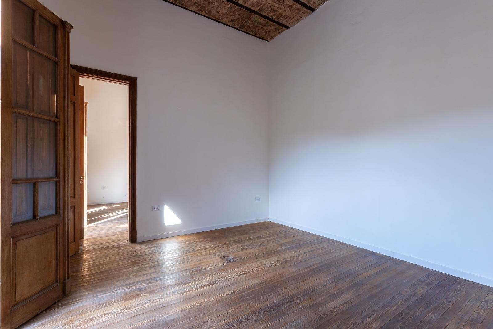 VENTA - CASA DE PASILLO UN DORMITORIO CON PATIO TERRAZA EXCLUSIVA - BARRIO ESPAÑA Y HOSPITALES - 2