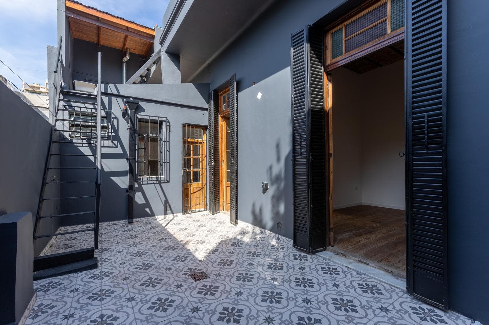 VENTA - CASA DE PASILLO UN DORMITORIO CON PATIO TERRAZA EXCLUSIVA - BARRIO ESPAÑA Y HOSPITALES - 1