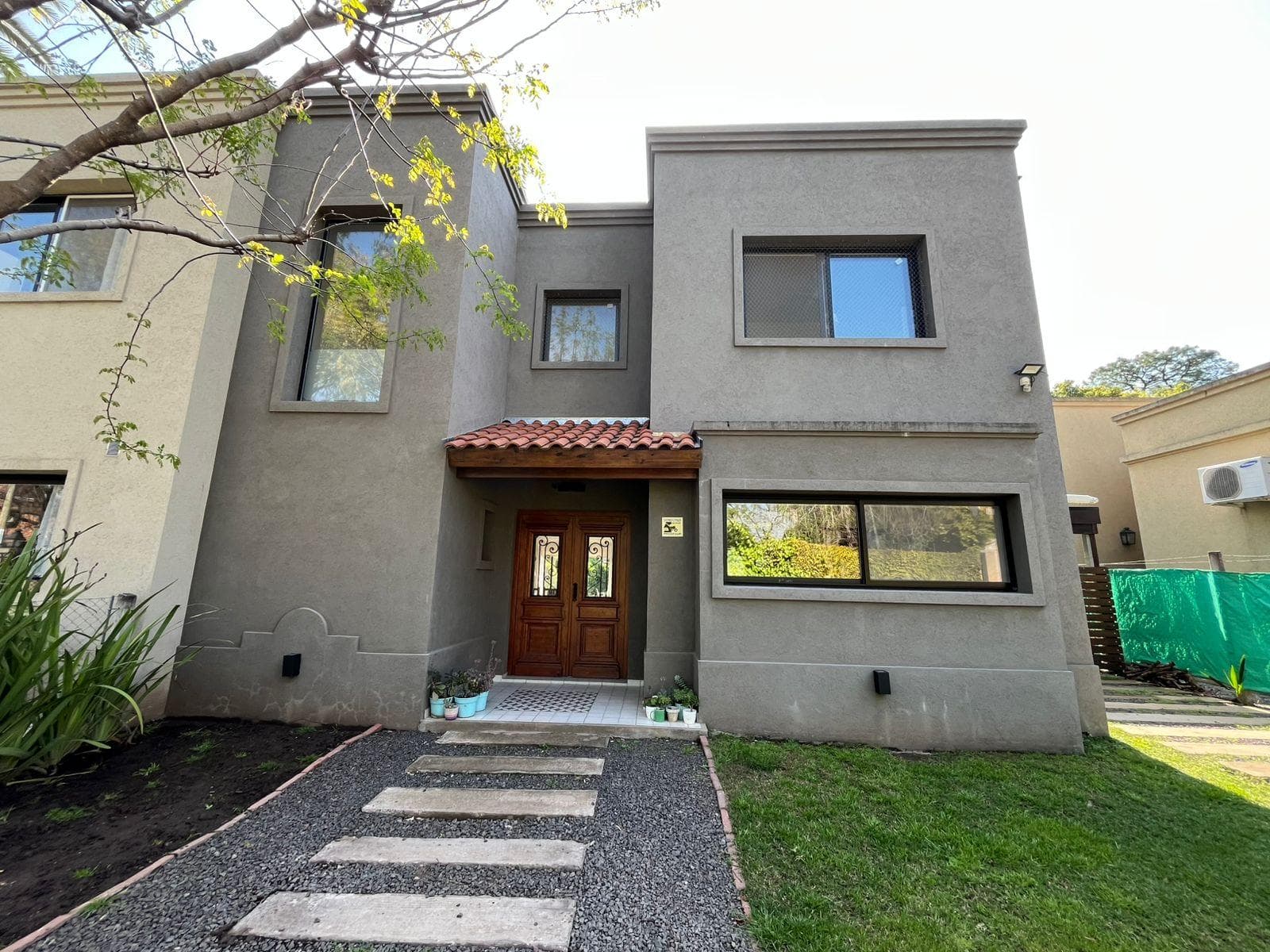 Casa en Venta en Barrio con portón en Bella Vista - 1