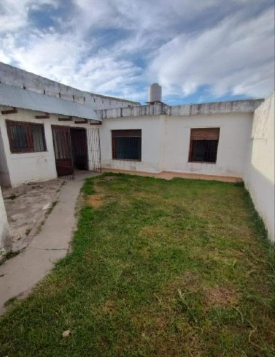 Casa en venta - 3 Dormitorios 2 Baños - Río Cuarto - 1