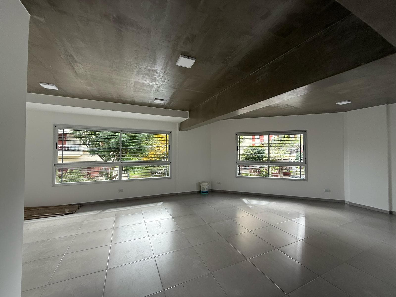 Oficina comercial con Patio en Alquiler en Wilde - 1