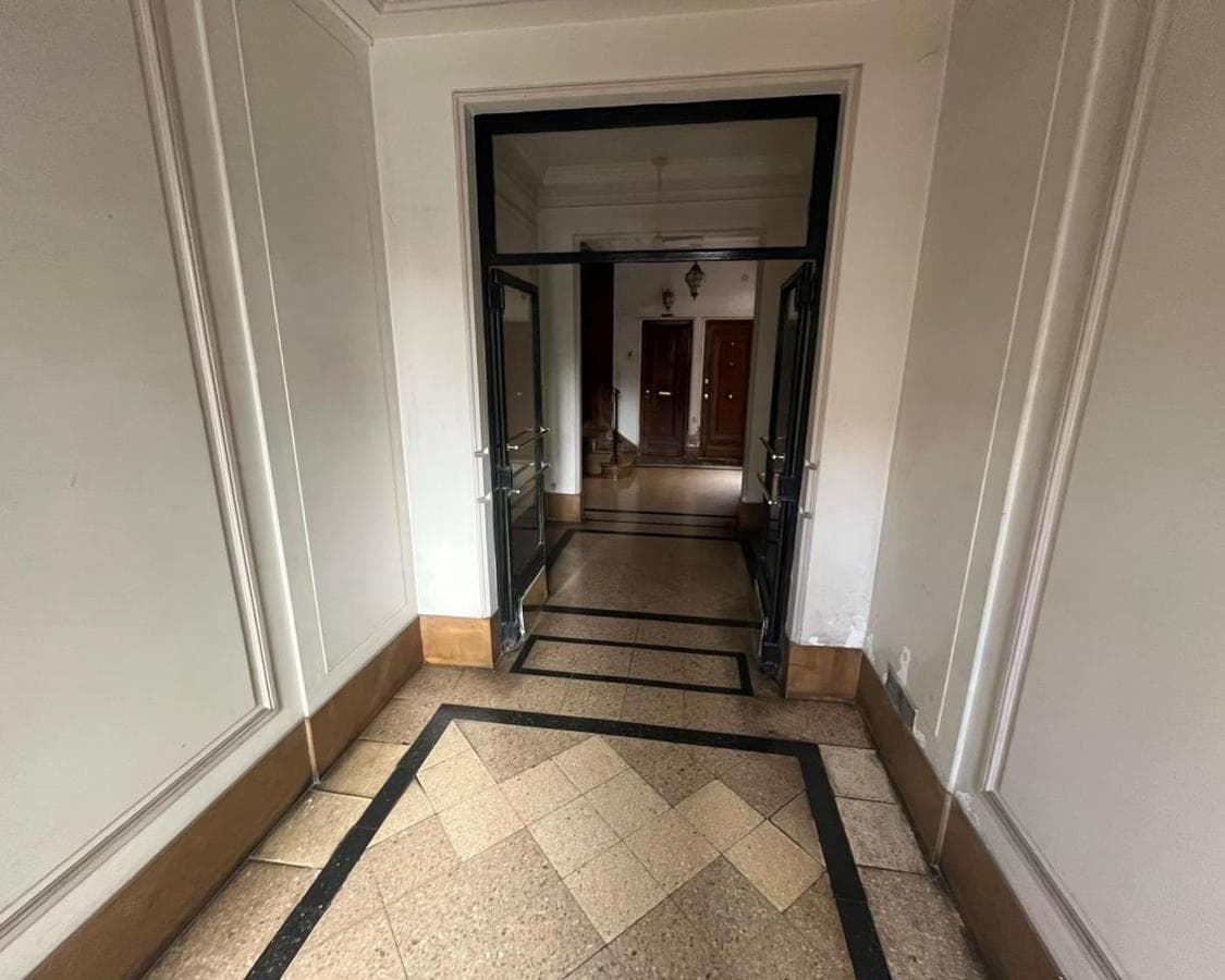 Casa en ph con entrada independiente 7 ambientes de 2 plantas. Muy buen estado. - 2