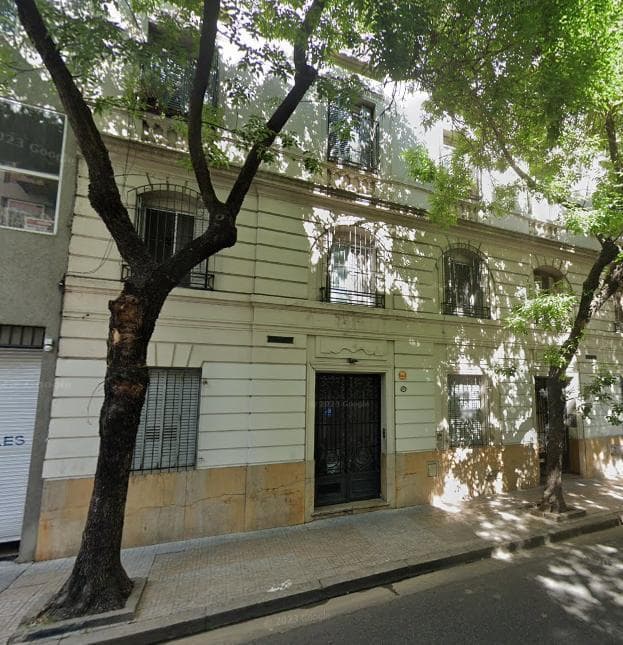 Casa en ph con entrada independiente 7 ambientes de 2 plantas. Muy buen estado. - 1