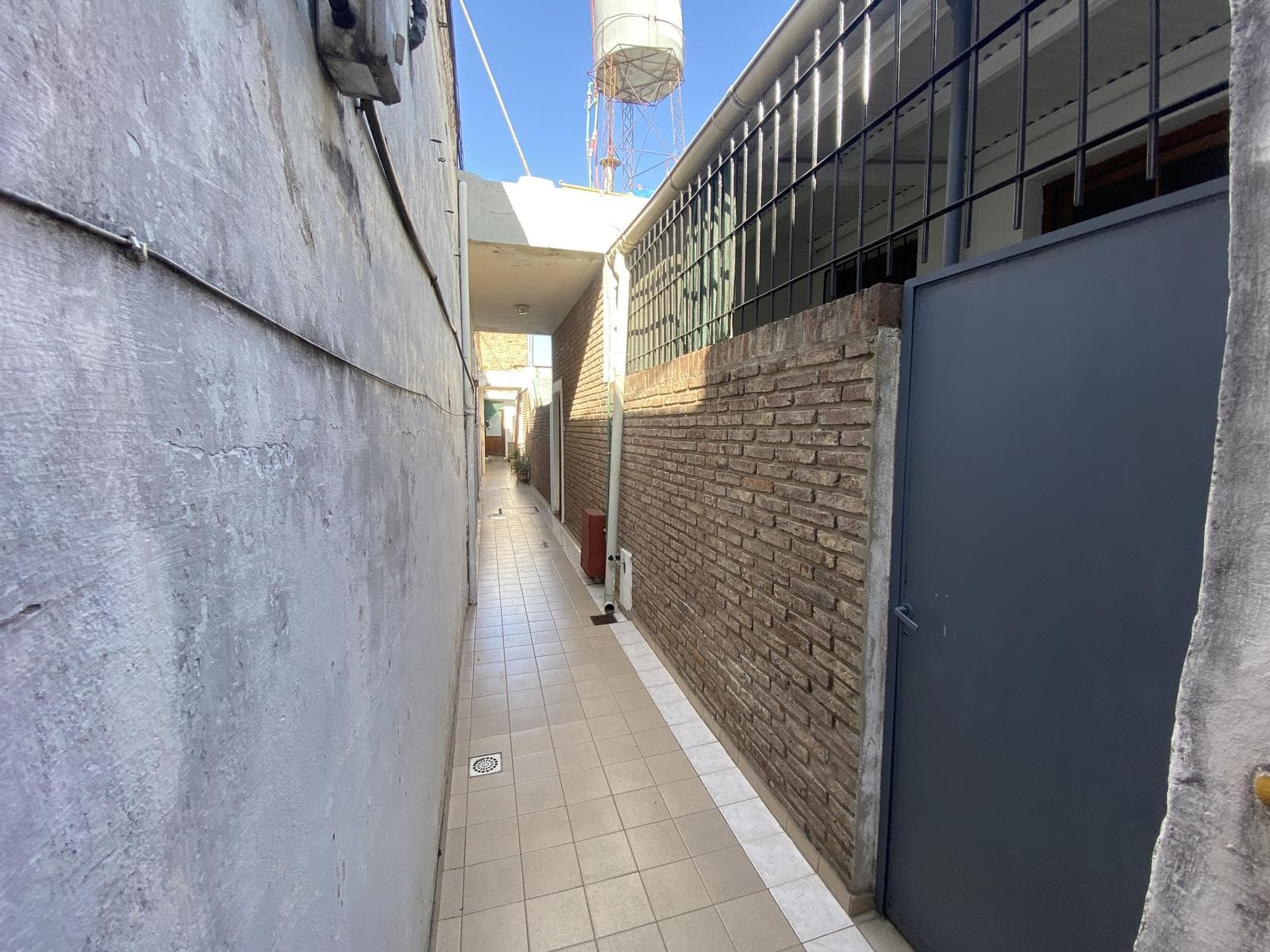Departamento de pasillo con 2 patios - 2