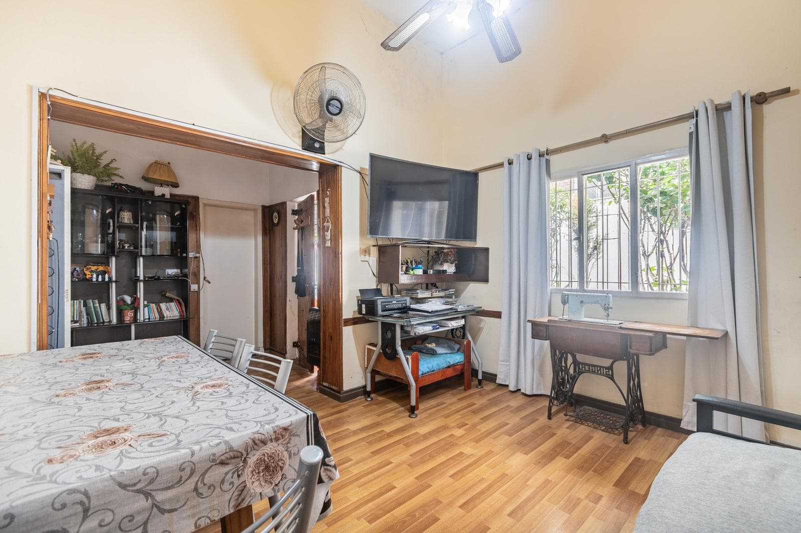 PH en venta en Acassuso en PB con terraza, baulera, patio de ingreso, frente al hospital central. - 2