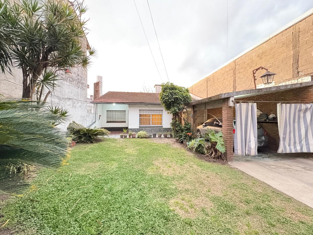 Casa en Los Polvorines 4 ambientes con jardín cochera excelente para uso de vivienda o comercial - 1
