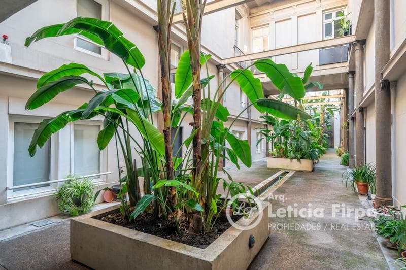 Ph de tres plantas con patio y terraza en hermoso edificio, Casco Histórico. - 1
